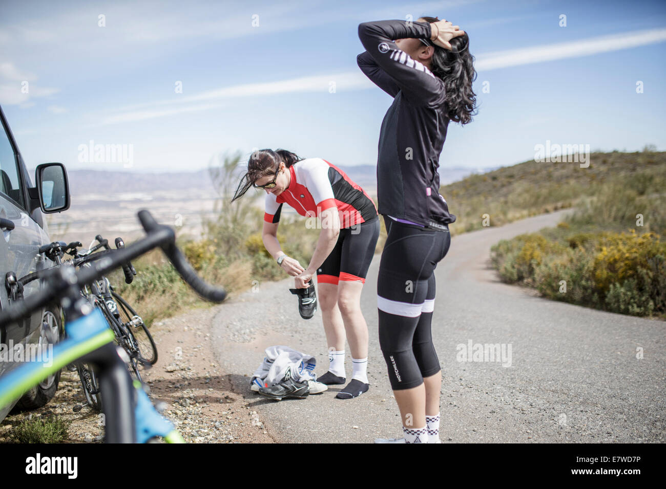 Gruppe von Freunden haben Tag Radfahren in der spanischen Landschaft entspannt Stockfoto