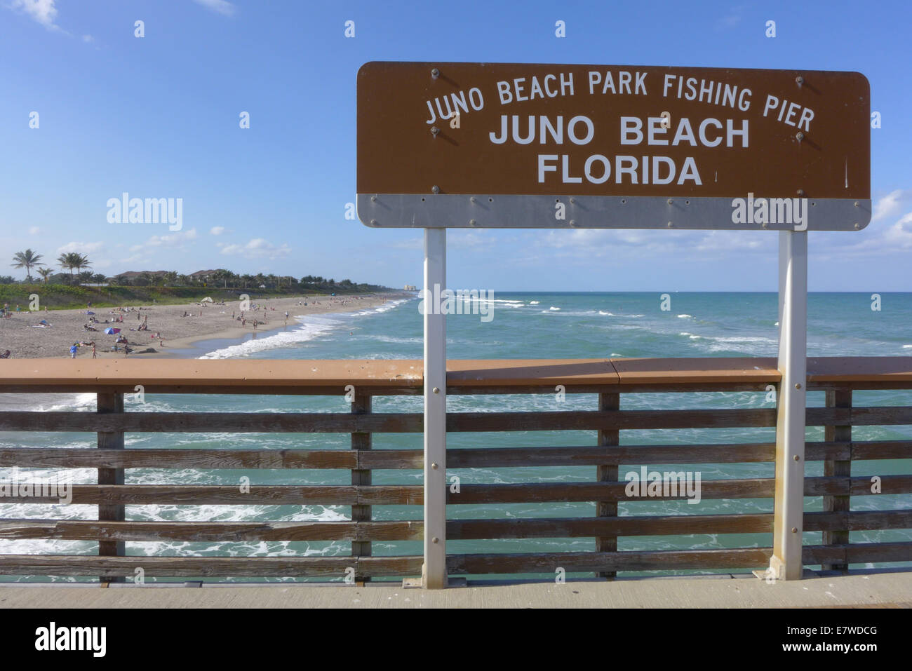 Melden Sie sich auf dem Fishing Pier am Juno Beach Florida Stockfoto