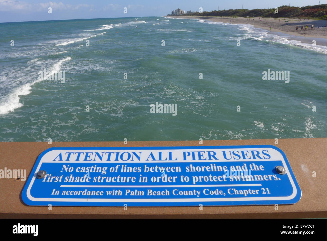 Warnzeichen für die Fischer auf dem Pier am Juno Beach Florida Stockfoto