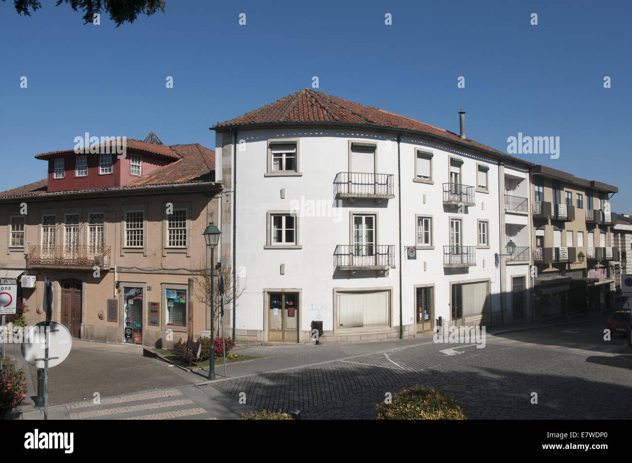 Gebäude in einer kleinen Stadt im Norden Portugals (Fafe) Stockfoto