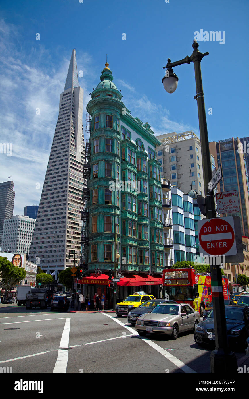 Transamerica Pyramid Wolkenkratzer und Kupfer grün Columbus Tower (aka Sentinel Gebäude) Downtown San Francisco, Kalifornien, USA Stockfoto