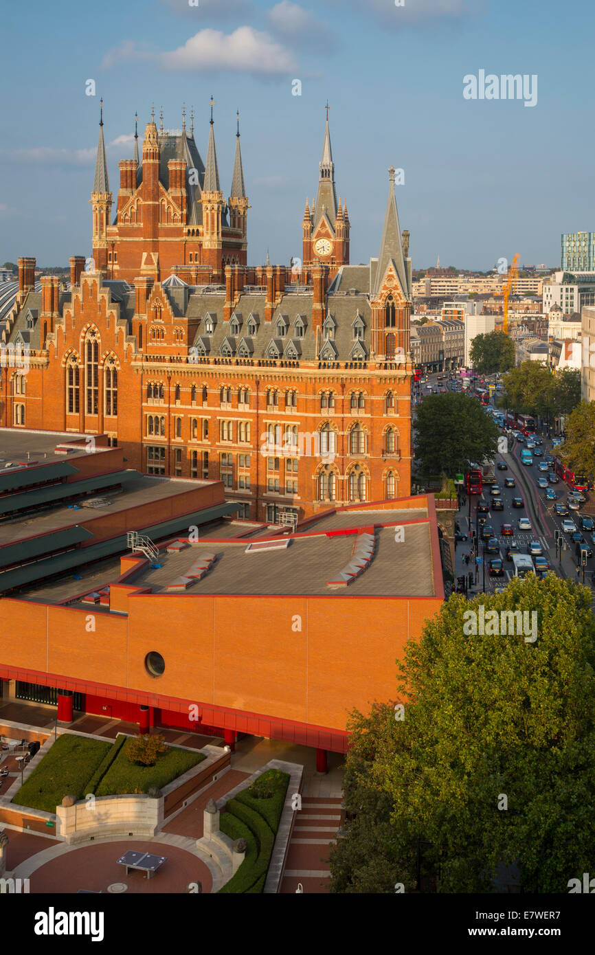 Abends Blick auf Saint Pancras Renaissance Hotel und Euston Road, London England Stockfoto