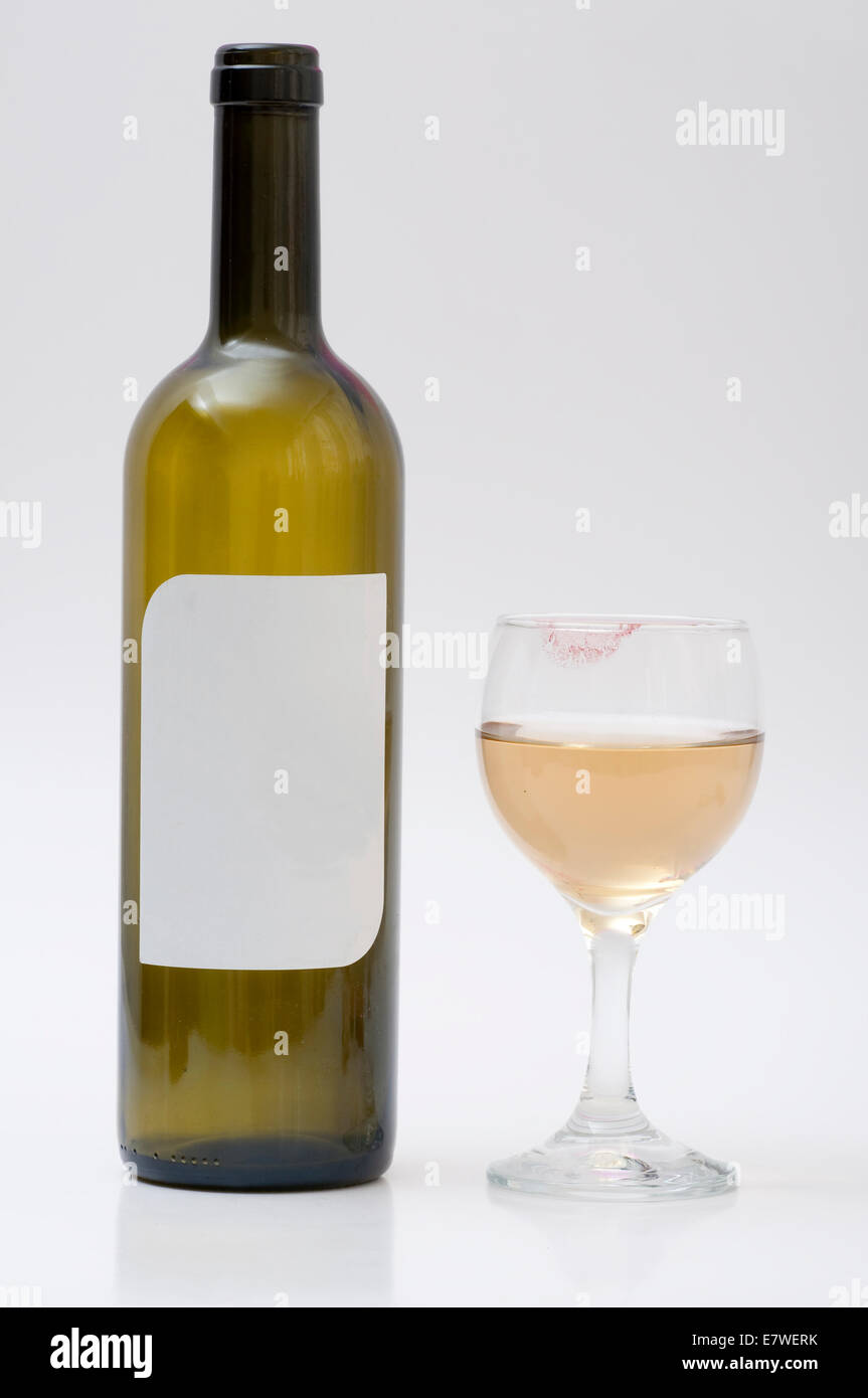 Leere Weinflasche, Glas Wein zusammen. Stockfoto