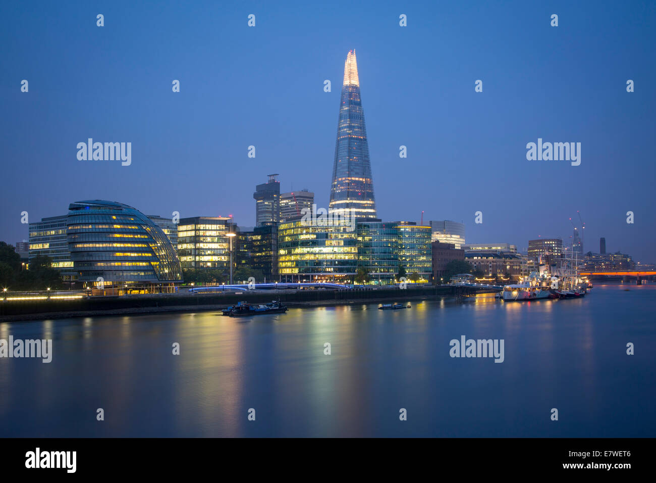 Am frühen Morgen über die Themse, City Hall, The Shard, HMS Belfast und Gebäude der South Bank, London, England Stockfoto