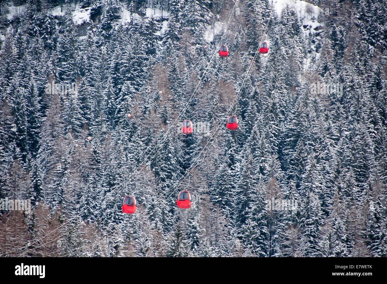 Kabinenbahn für den Transport zum Berg. Stockfoto