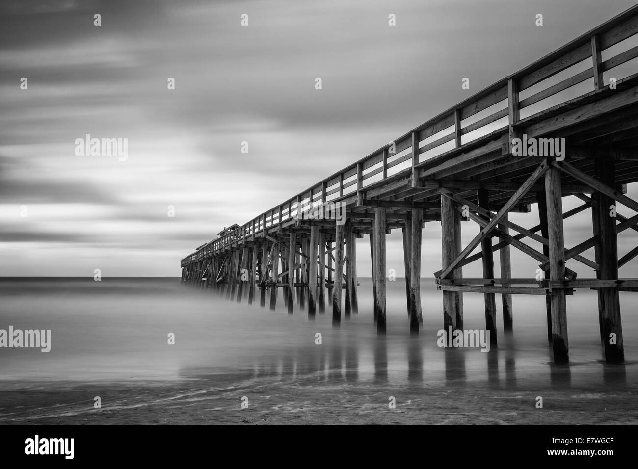 Langzeitbelichtung Foto von Amelia Island Fishing Pier in Fernandina Beach, Florida. In schwarz / weiß konvertiert. Stockfoto