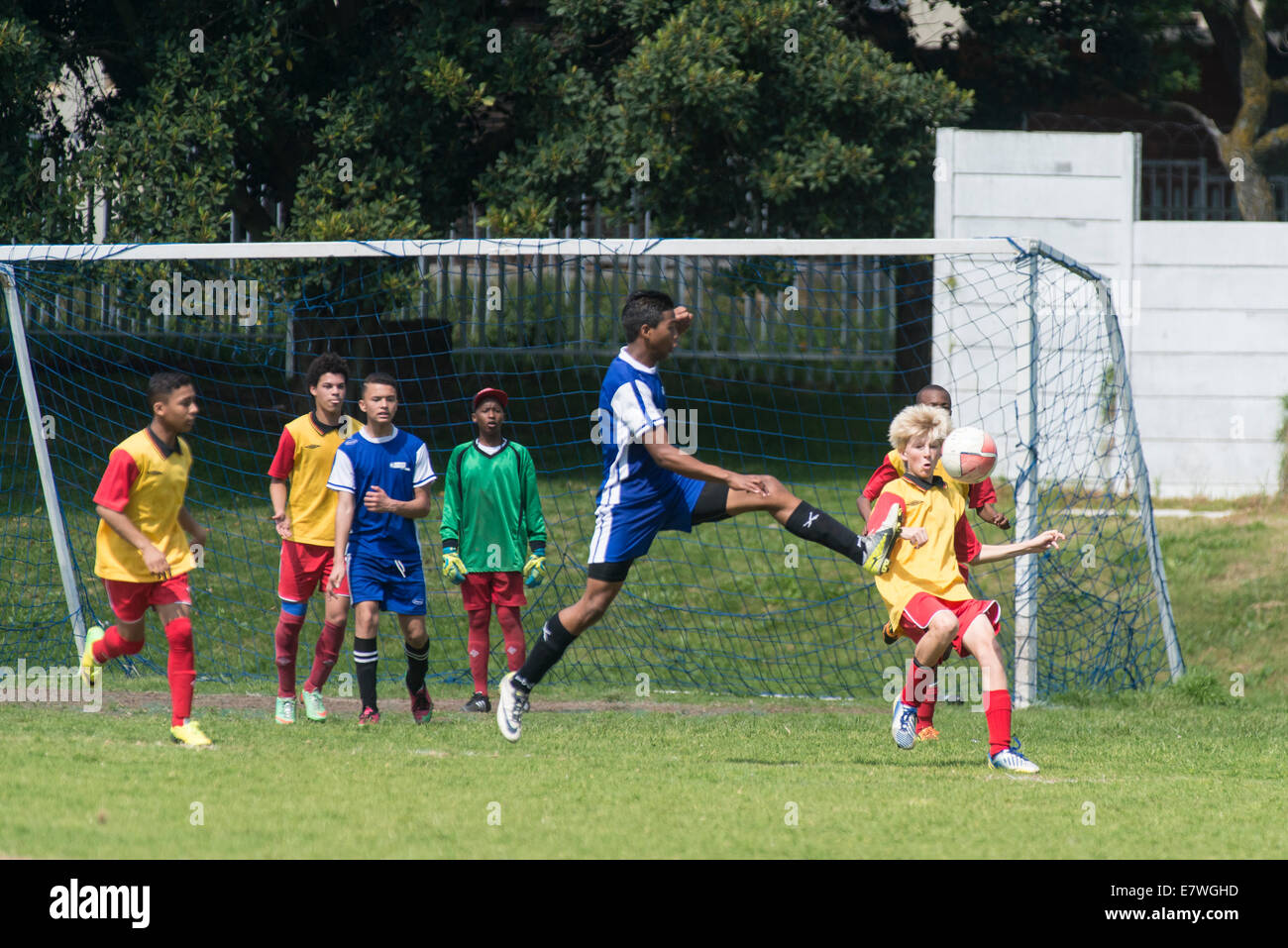 Jugend-Fußball-Spieler eine Herausforderung für den Ball vor dem Tor, Cape Town, Südafrika Stockfoto