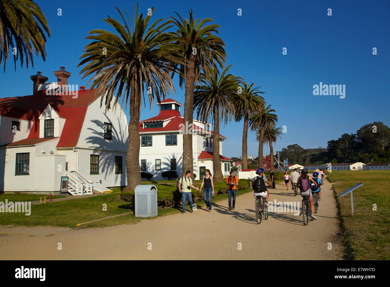 Radfahrer und Fußgänger auf San Francisco Bay Trail und historischen Fort Point uns Coast Guard Station, San Francisco, Kalifornien Stockfoto