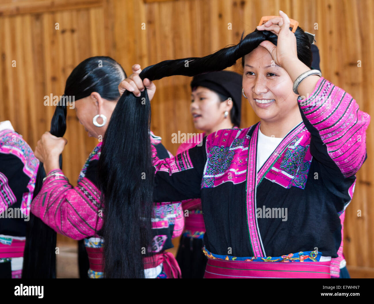 Lange Haare Yao Frauen tragen traditionellen Kleidung. Stockfoto