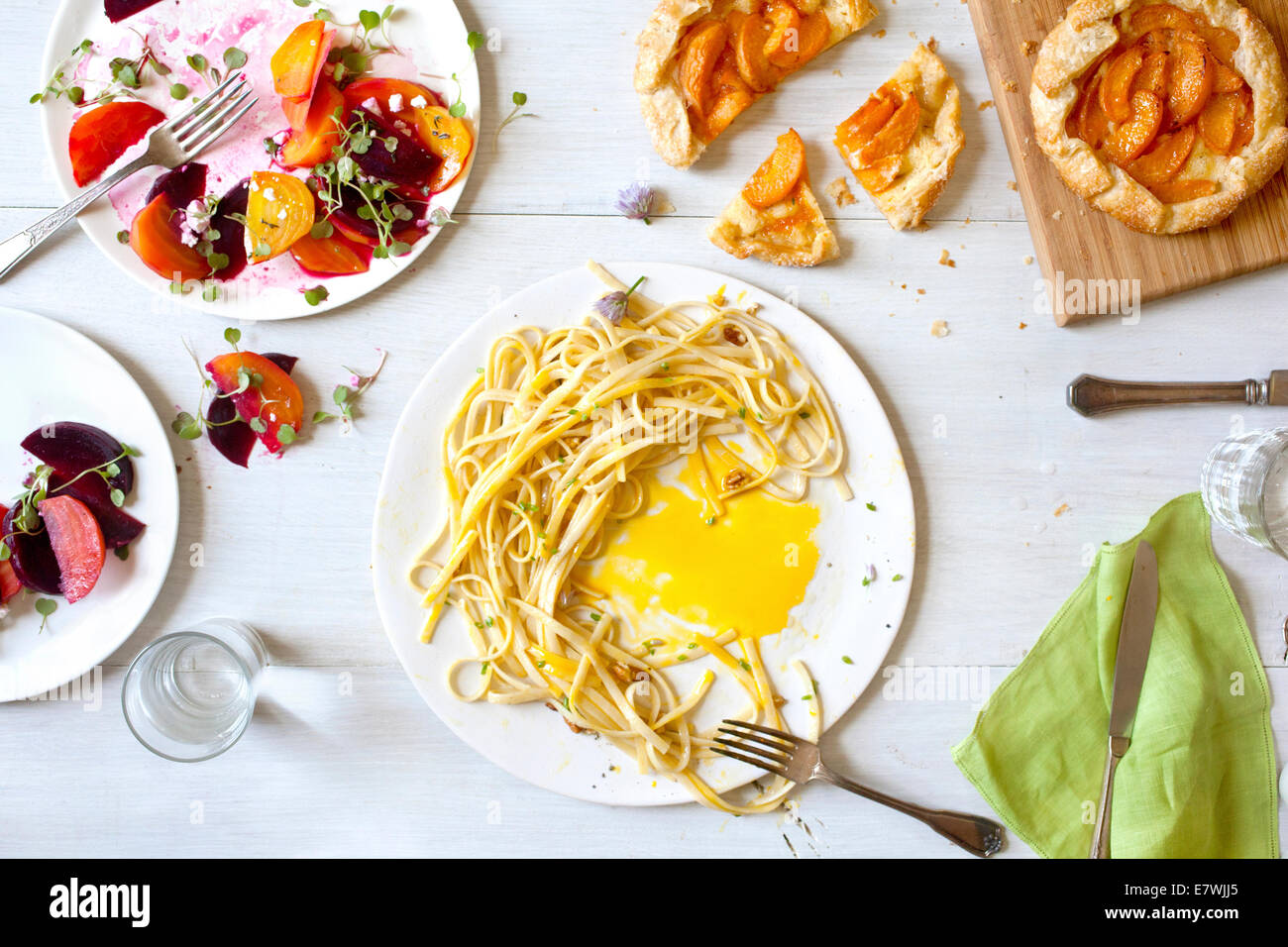 Chaotisch Spaghetti, rote Beete Salat und Aprikose Torte Reste Stockfoto
