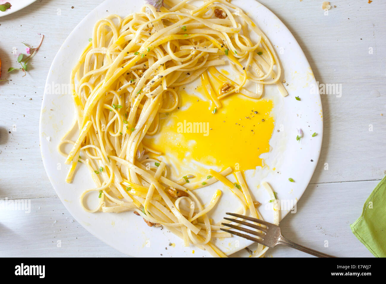 Chaotisch, Spaghetti und Salat Reste Stockfoto