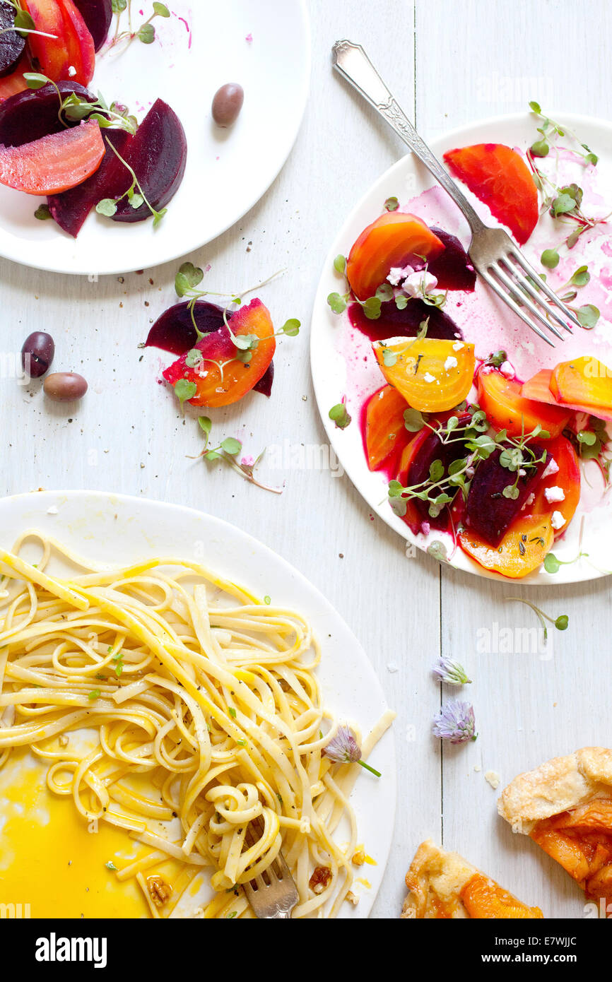 Chaotisch Spaghetti und rote Beete Salat-Reste Stockfoto