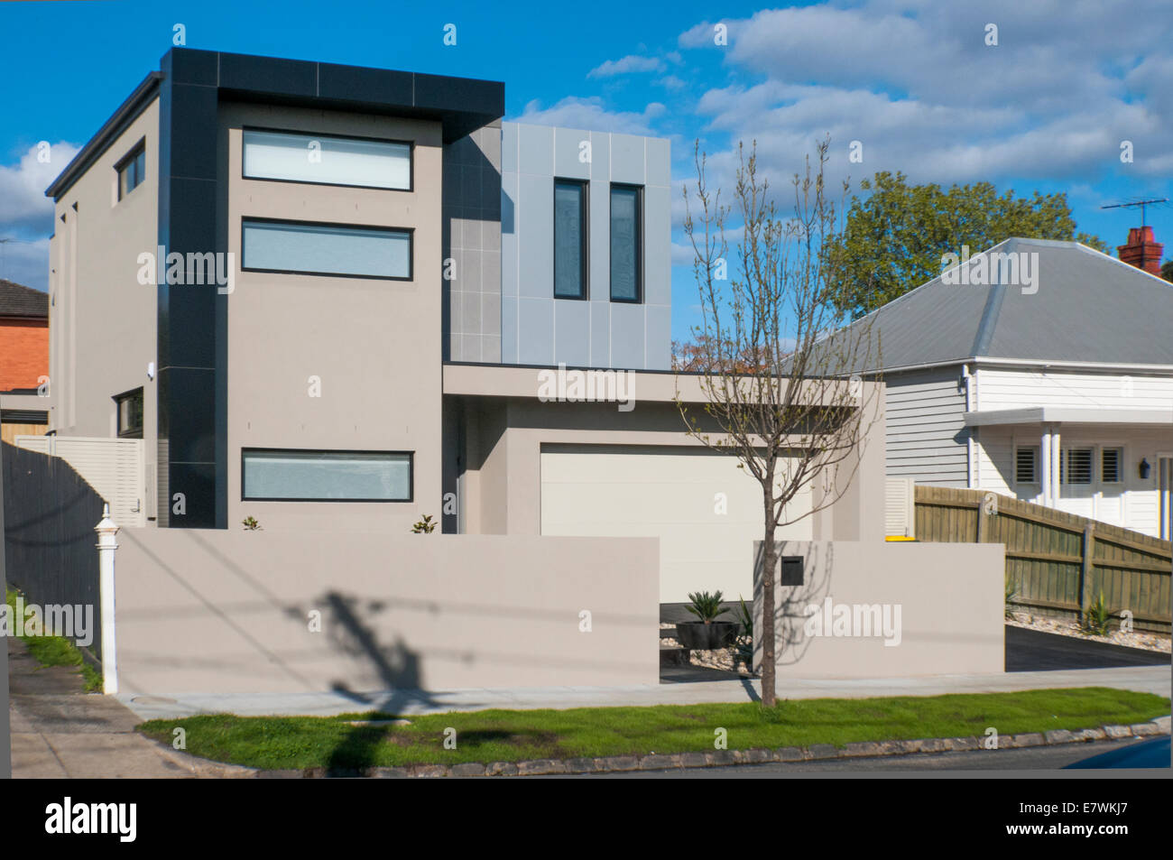 Eine stark kantig-modernen Home Auseinandersetzungen mit älteren (Edwardian) Baustile in dem Vorort von Melbourne Caulfield Stockfoto