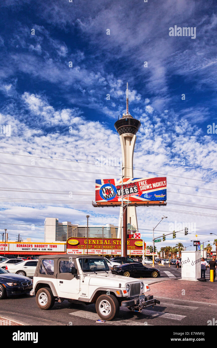 Las Vegas Stratosphere Casino und Turm, mit einem Jeep in die Forground. Stockfoto