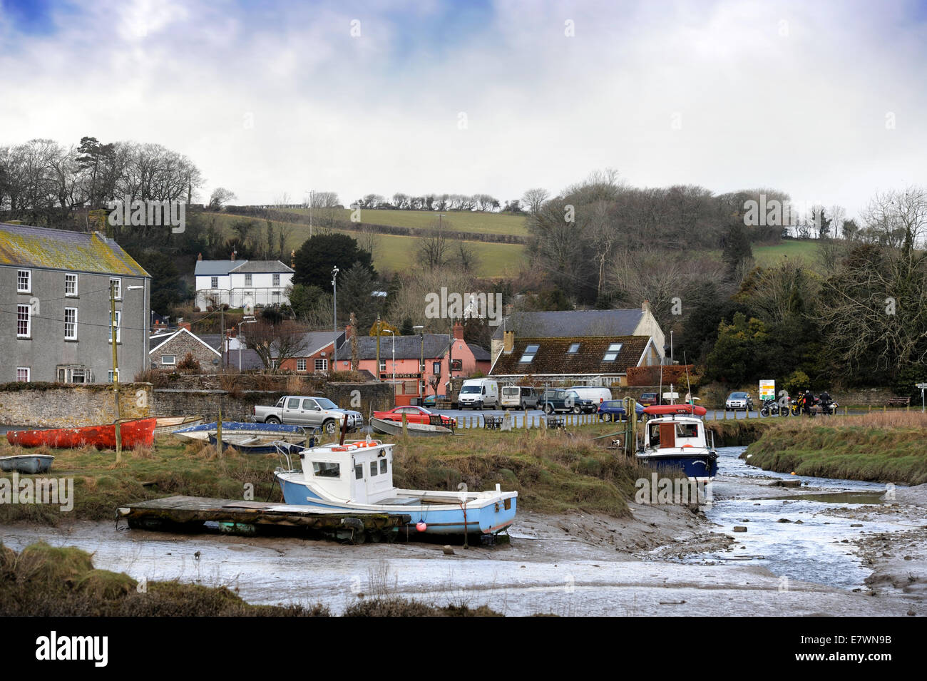 Blick auf Laugharne mit dem Fluss Coran Eingabe der Taf-Mündung in Carmarthenshire, Wales UK Stockfoto