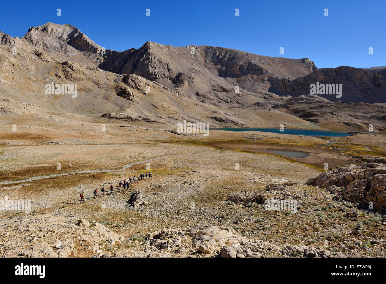 Gruppe von Wanderern am Hastakoca See, Yedigöller Plateau, Aladağlar National Park, High oder Anti-Taurus-Gebirge, Türkei Stockfoto