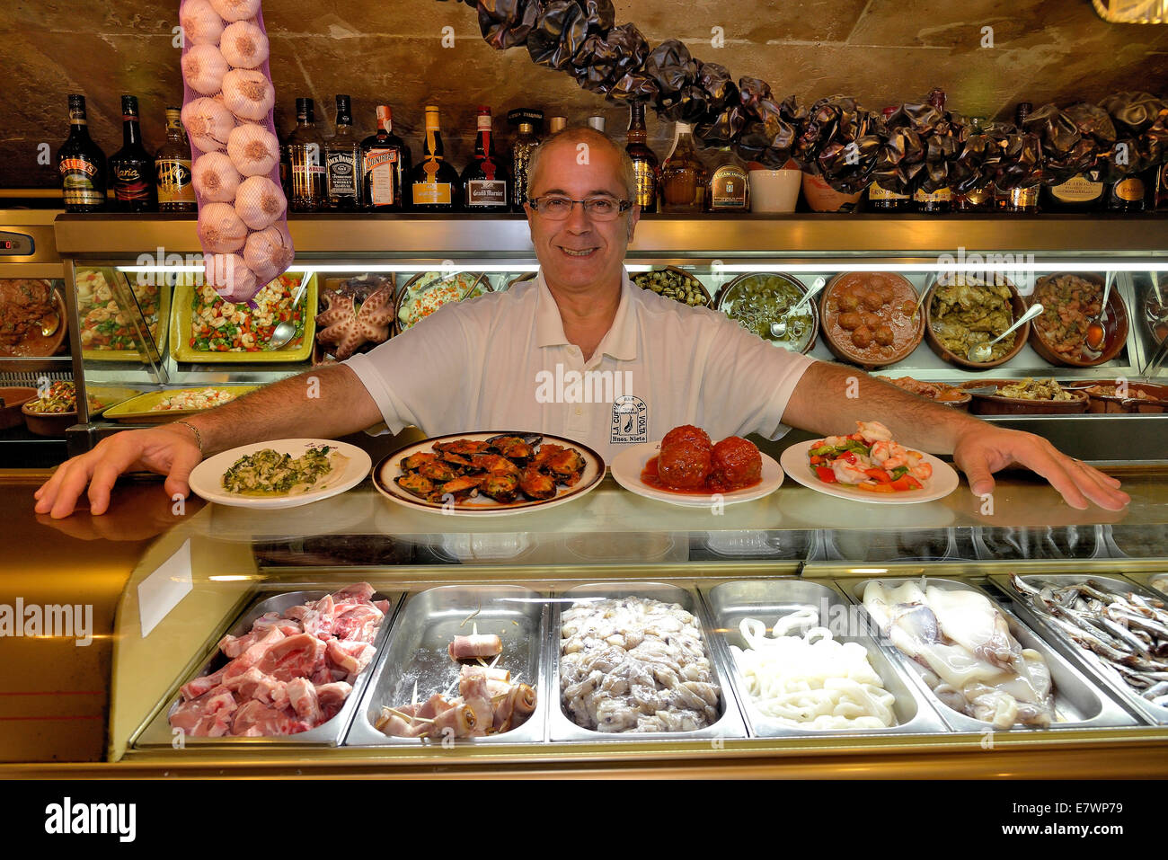 Juan José Nieto, Besitzer der "La Cueva" Tapasbar, La Lonja Viertel, Palma, Mallorca, Balearen, Spanien Stockfoto