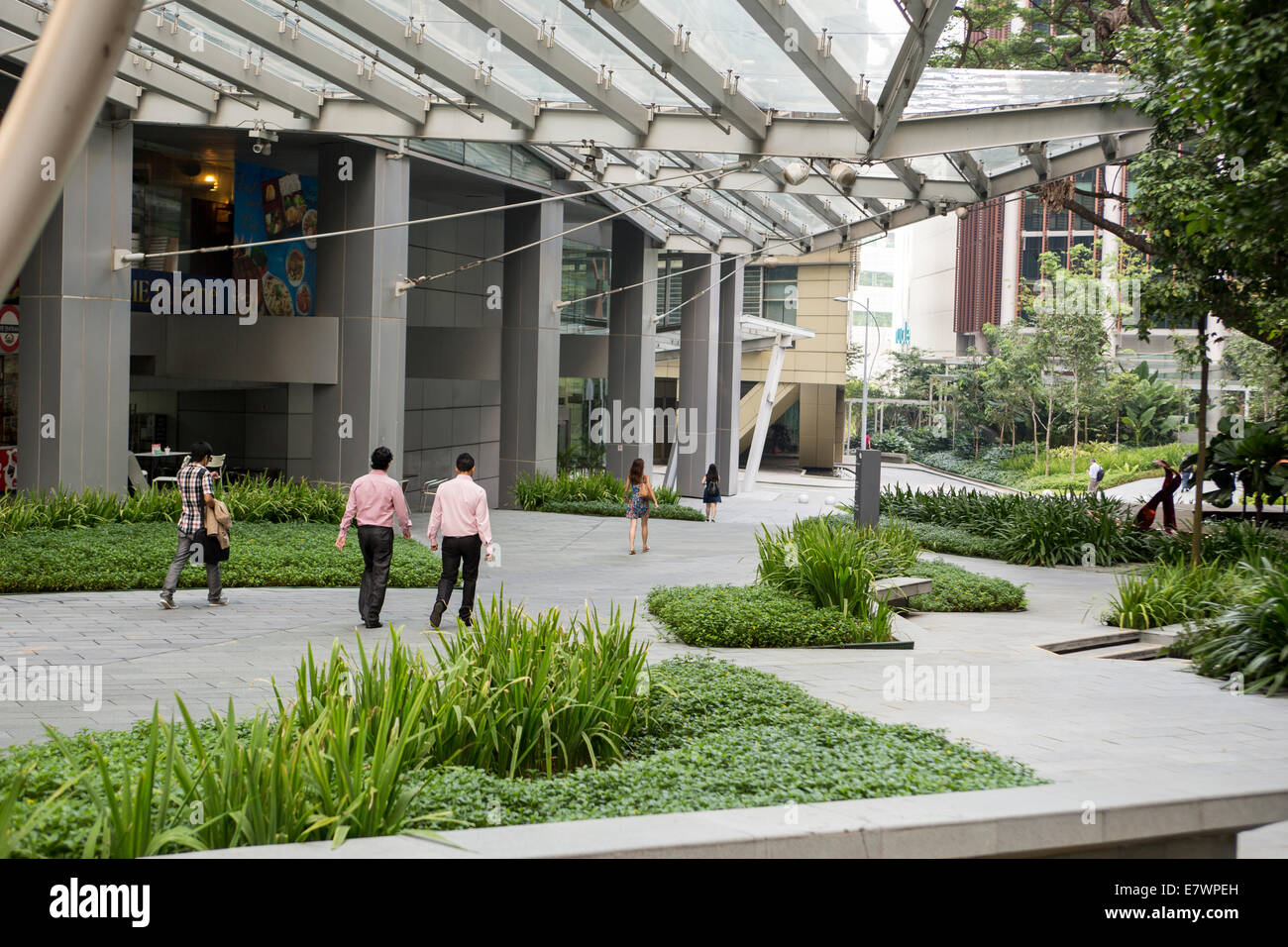 Die Menschen gehen über die Biopolis in Singapur Stockfoto