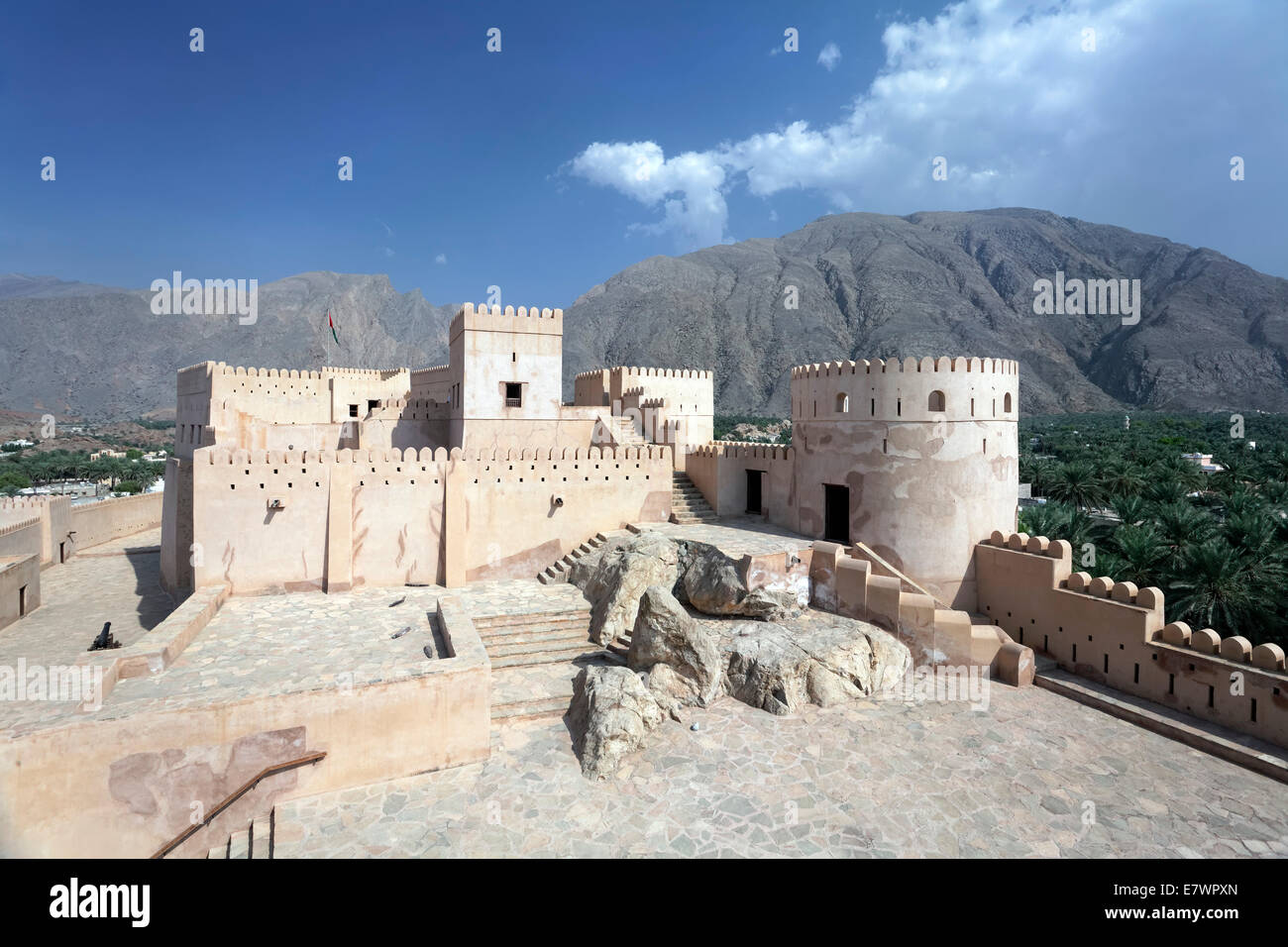 Hof, Nakhl Fort oder Husn Al Heem, Festung, historische Gebäude, Jabel Nakhl Massiv, Al-Batinah Provinz Lehmziegeln Stockfoto