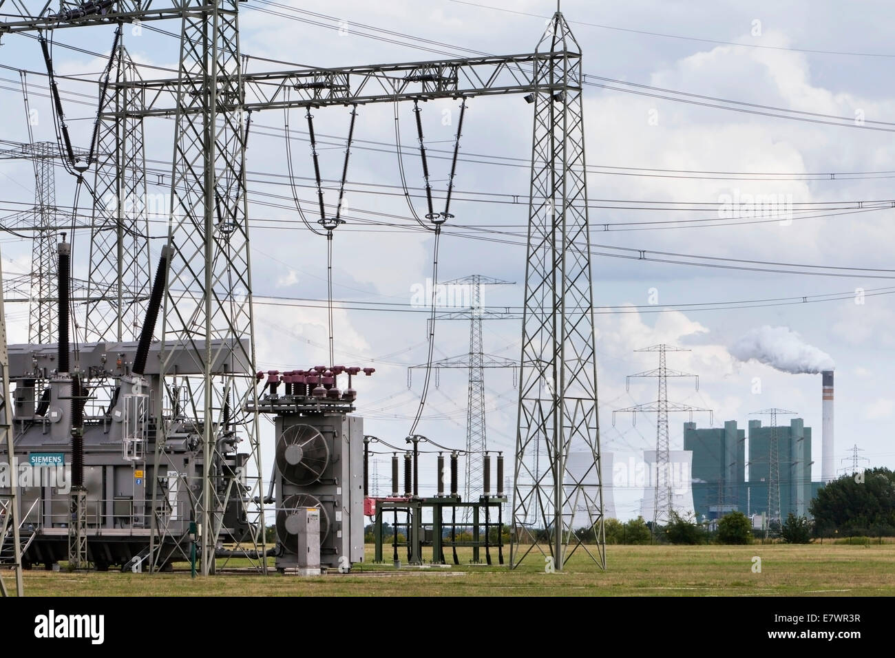 Transformator in einem Umspannwerk vor Kraftwerk Schkopau, Bad Lauchstädt, Sachsen-Anhalt, Deutschland Stockfoto