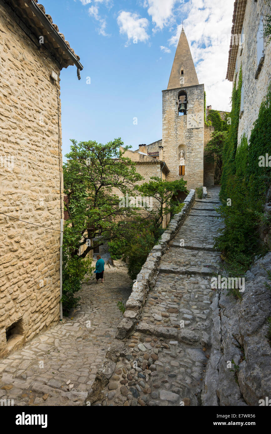 Mittelalterliche Gasse und Spire, Crestet, Vaucluse, Provence-Alpes-Côte d ' Azur, Frankreich Stockfoto