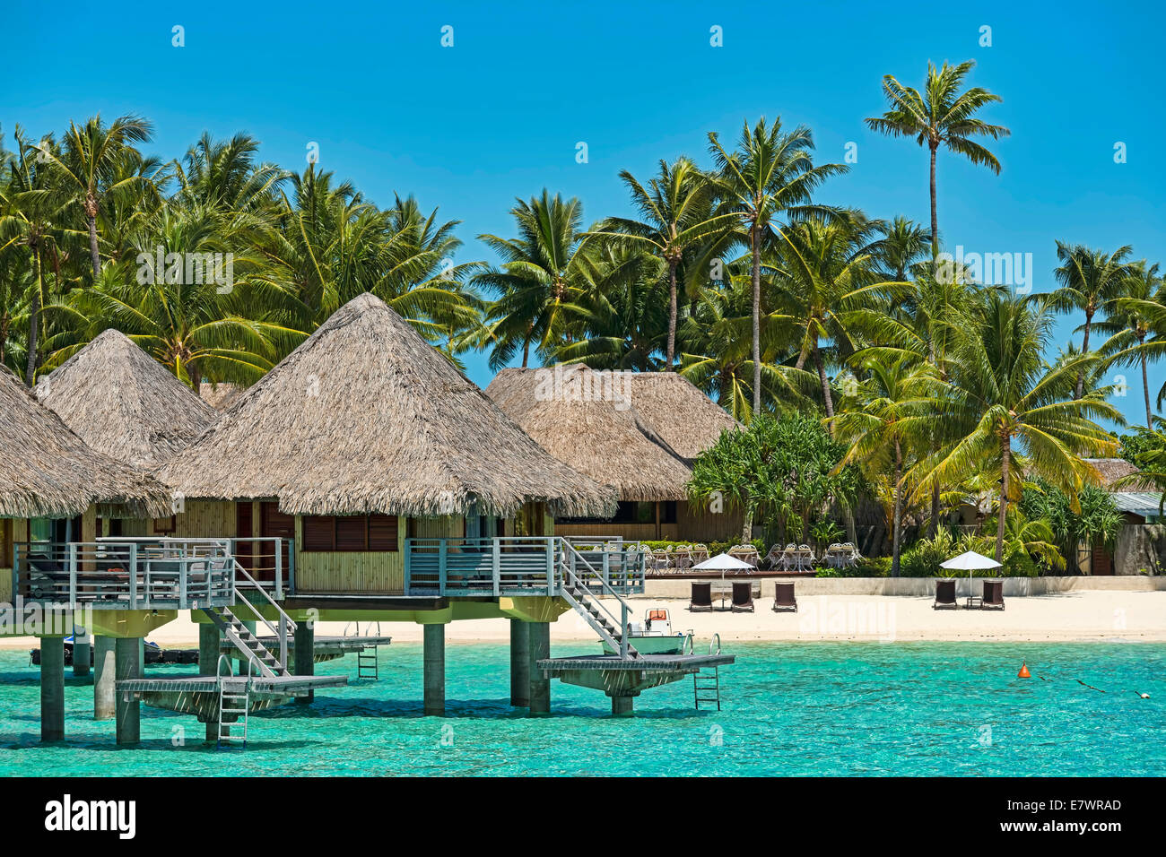Urlaubsort mit Overwater Bungalows, Bora Bora, Französisch-Polynesien Stockfoto