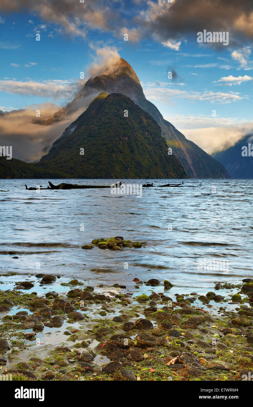 Mitre Peak bei Sonnenaufgang, Fjord Milford Sound, Neuseeland Stockfoto