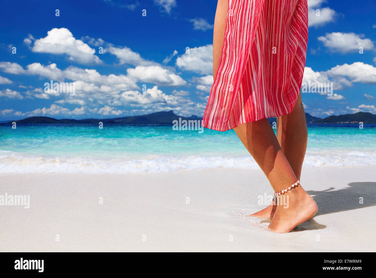 Gebräunte Frau am tropischen Strand, Andamanensee, Thailand Stockfoto