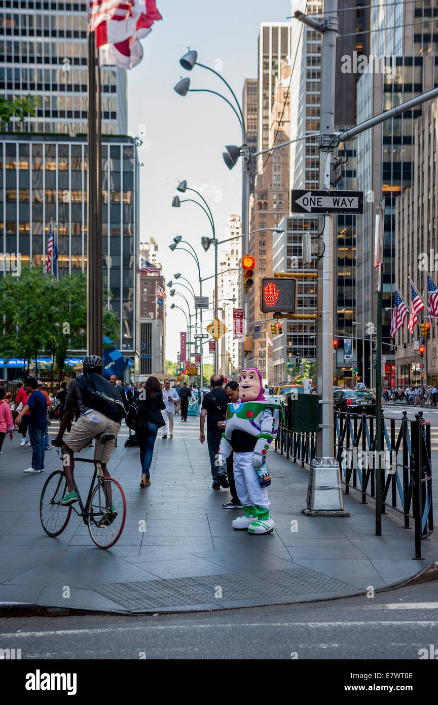Aktion auf der Held "Buzz Lightyear" Suche verloren in einer New-York-City-Straße. Stockfoto