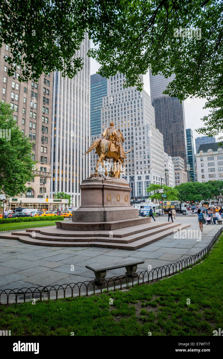 Die William Tecumseh Sherman Reiterstatue mit der goldenen Göttin des Sieges auf der Grand Army Plaza in Manhattan, New York City. Stockfoto