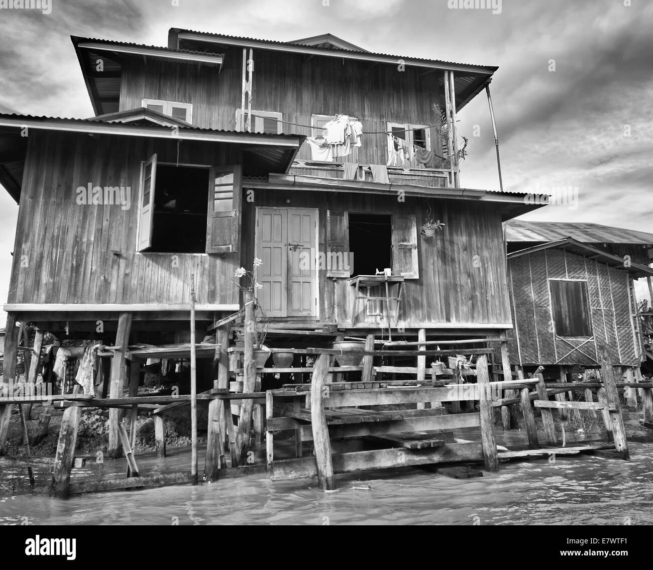 Blick auf die Hütte des burmesischen Bauern leben in den Gewässern des Inle Sees. Stockfoto