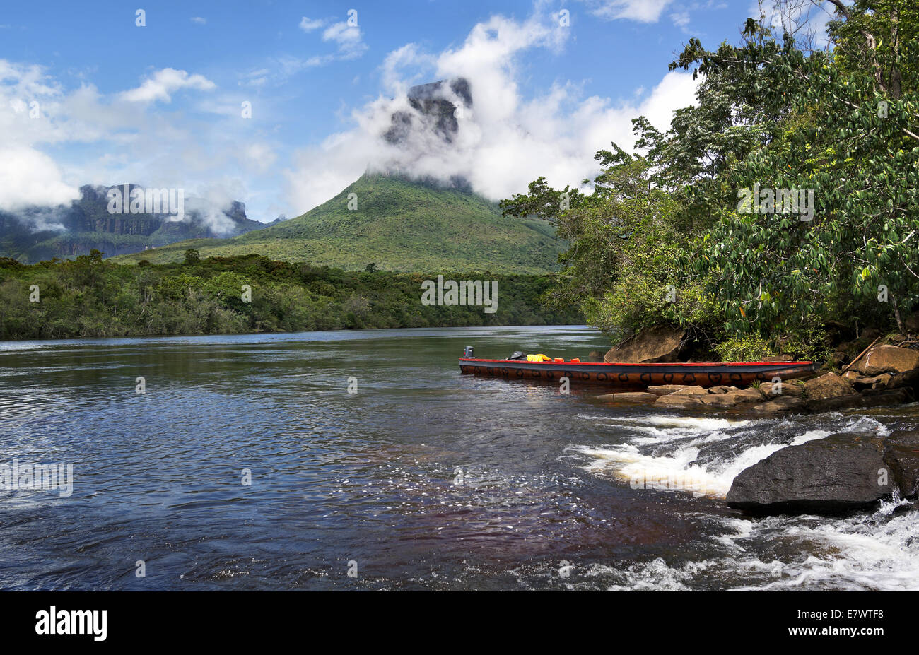 Blick auf die touristische Kanus auf dem Hintergrund der venezolanischen Tafelberge - Tepui. Stockfoto