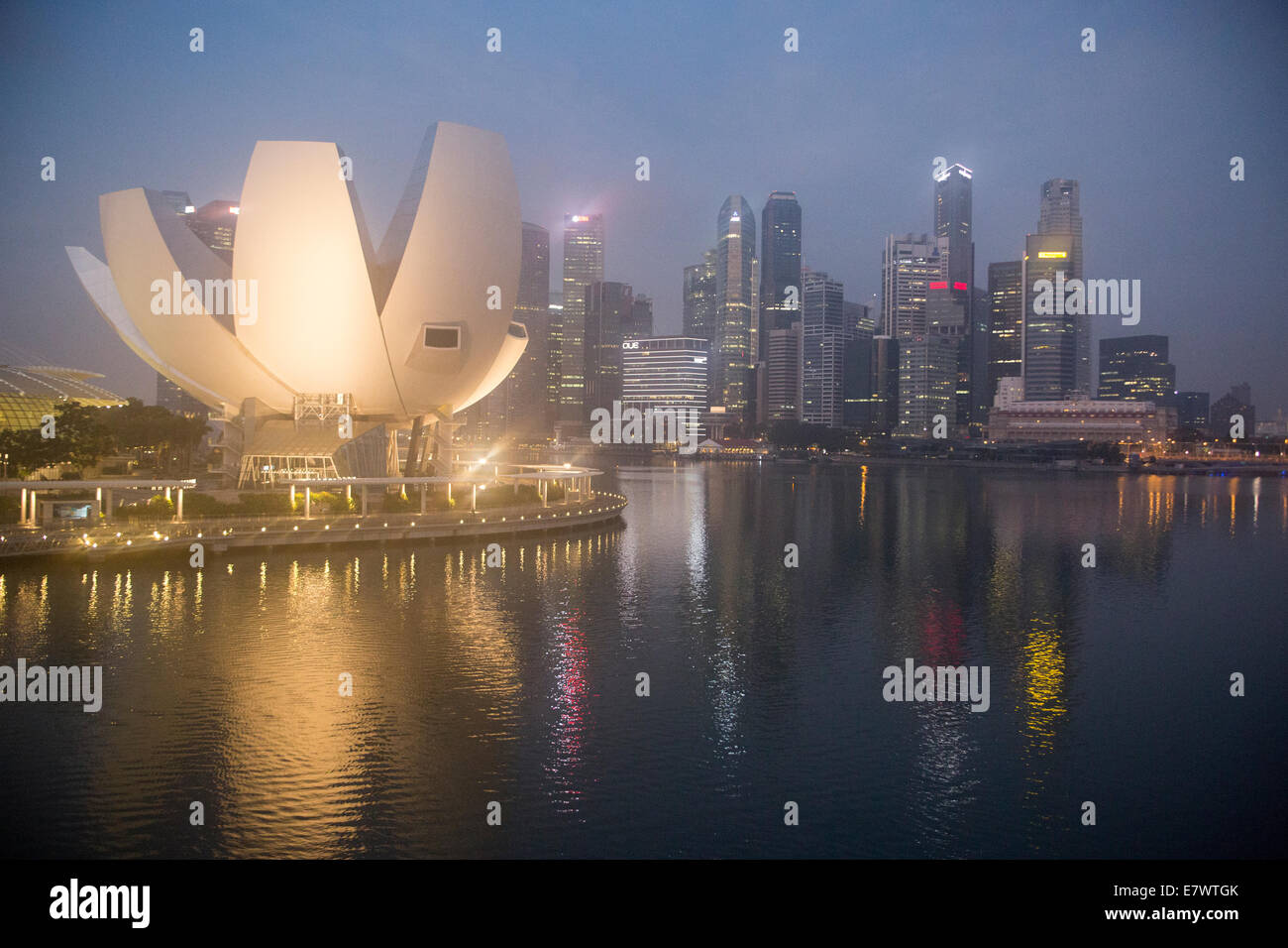 Ein Blick auf das ArtScience Museum und das zentrale Geschäftsviertel in Singapur. Stockfoto