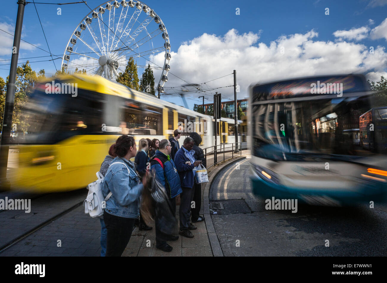 Manchester Metrolink Trams & Piccadilly Gardens Busbahnhof. Verkehr, Passagiere und Busverbindungen, Manchester Piccadilly Bus- und Straßenbahnhaltestelle. GROSSBRITANNIEN Stockfoto