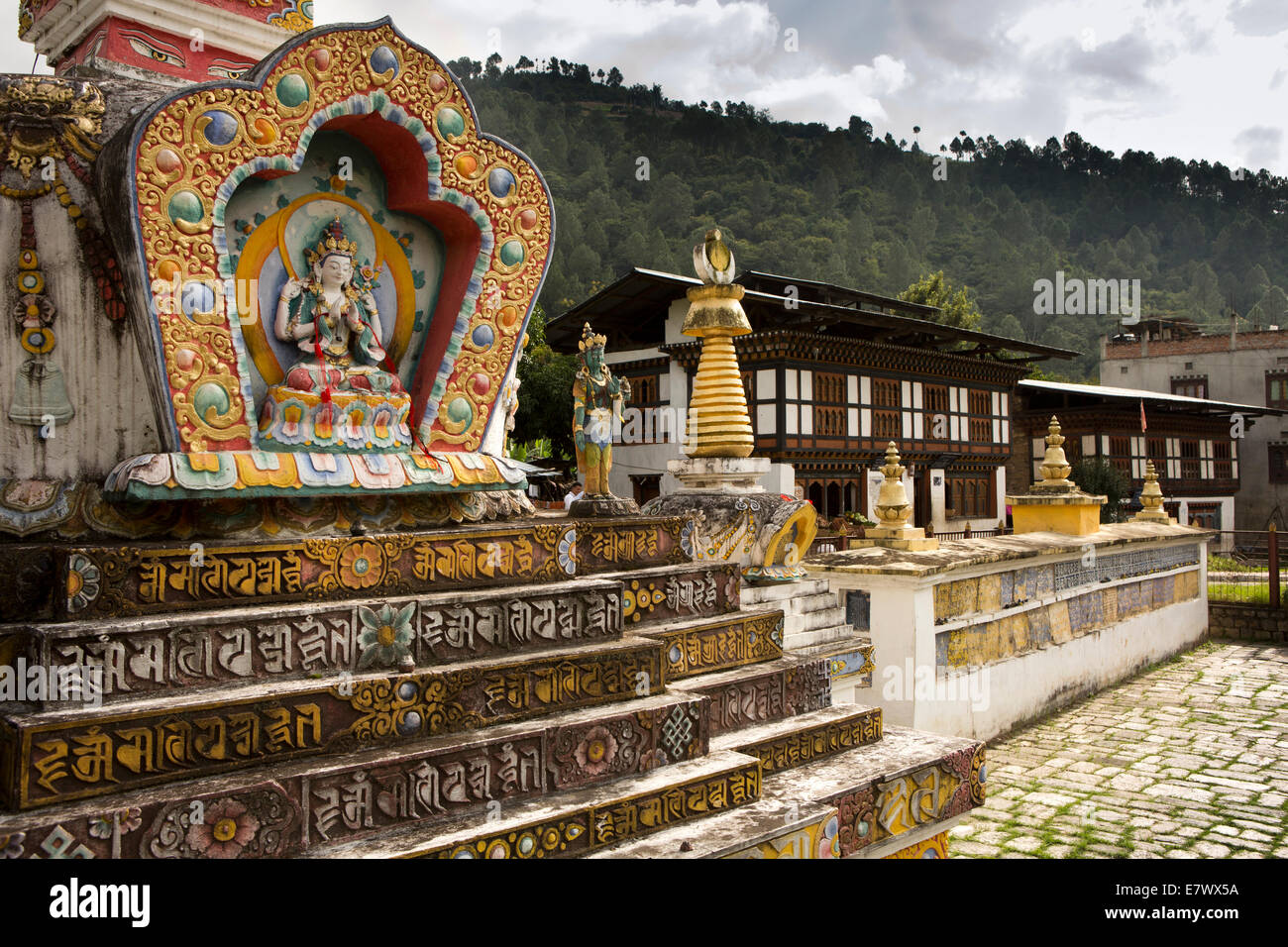 Ost Bhutan, Trashigang, Rangjung, buddhistische Chörten in Mitte des Dorfes Stockfoto