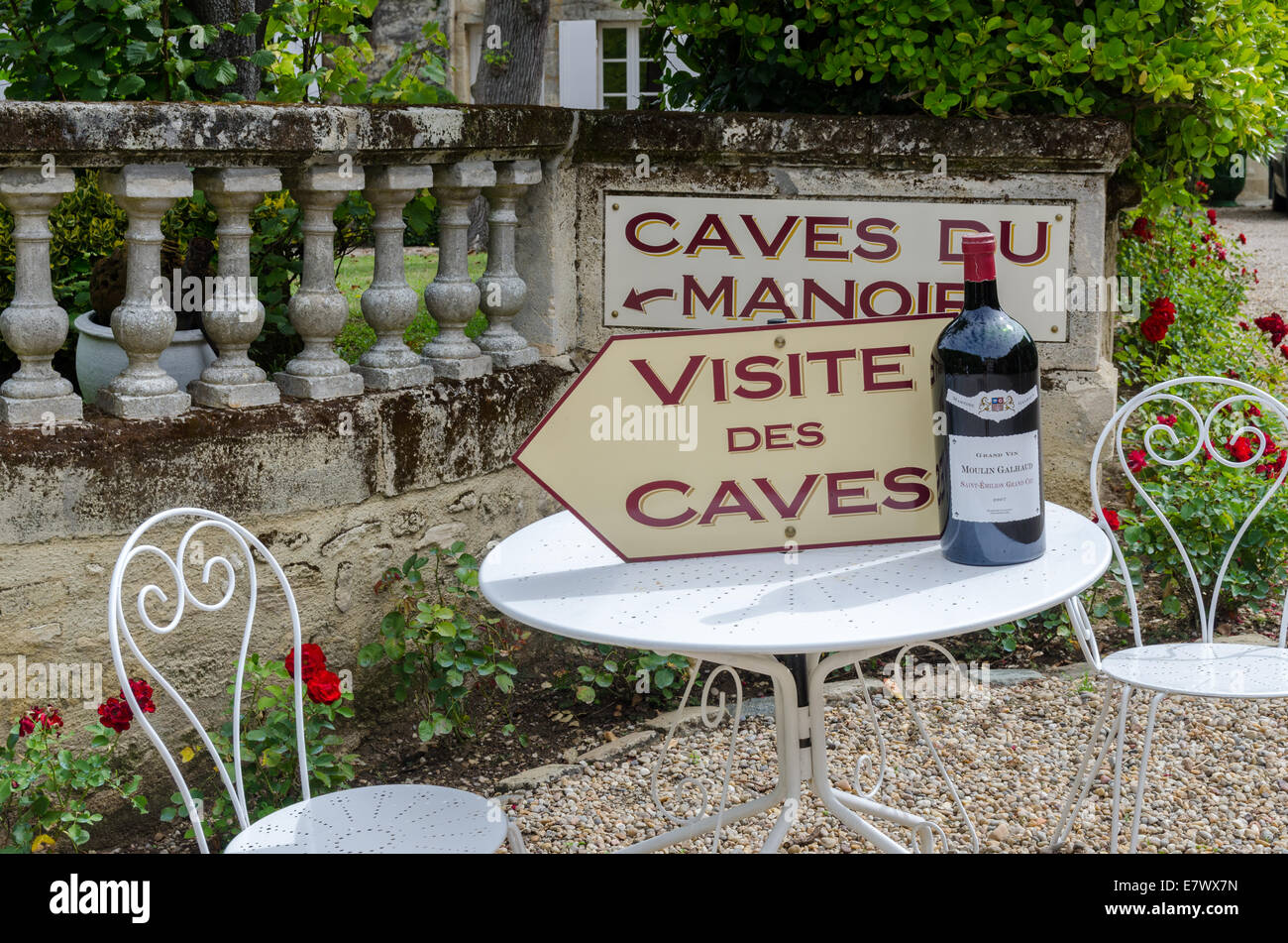 Melden Sie sich für die Besucher zu den Weinkellern von Moulin Galhaud in St. Emilion Stockfoto