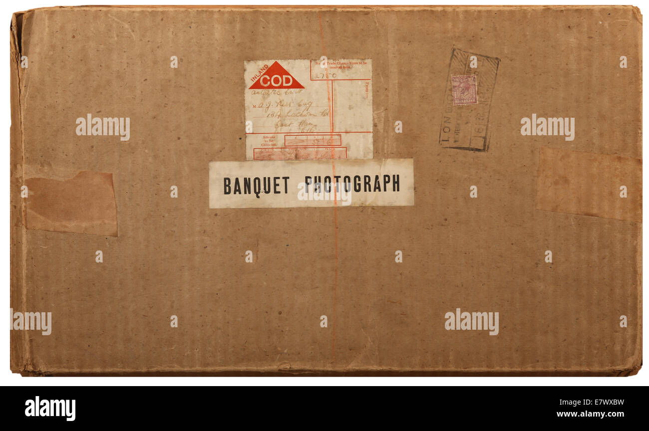 historische alte fotografische Verpackung beschrieben als ein Bankett-Foto. Beinhaltet auch eine gestempelte 6 Pence-Briefmarke Stockfoto