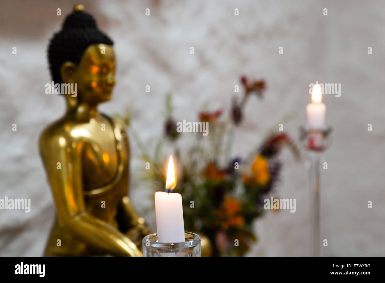 Buddha sitzt in der Meditation - buddhistischen Schrein, Buddhismus Stockfoto