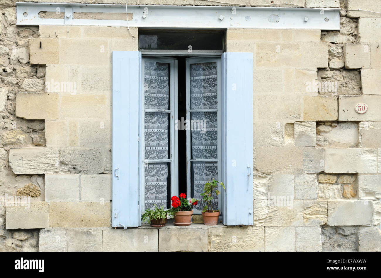 Typische französische Fenster mit bemalten Fensterläden auf ein altes Steinhaus in St. Emilion, Frankreich Stockfoto