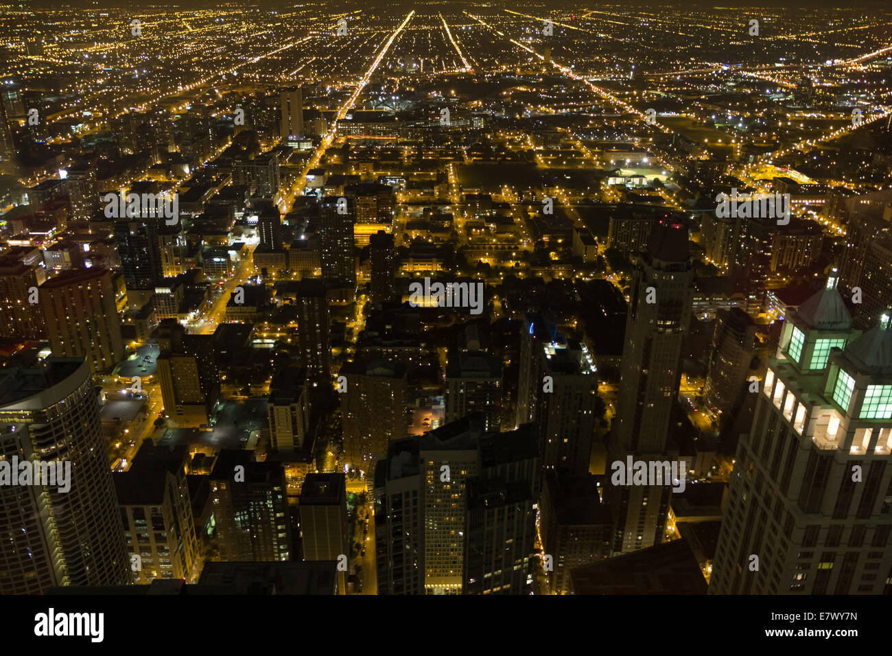 Vogelperspektive der Innenstadt von Chicago in der Nacht, Stockfoto