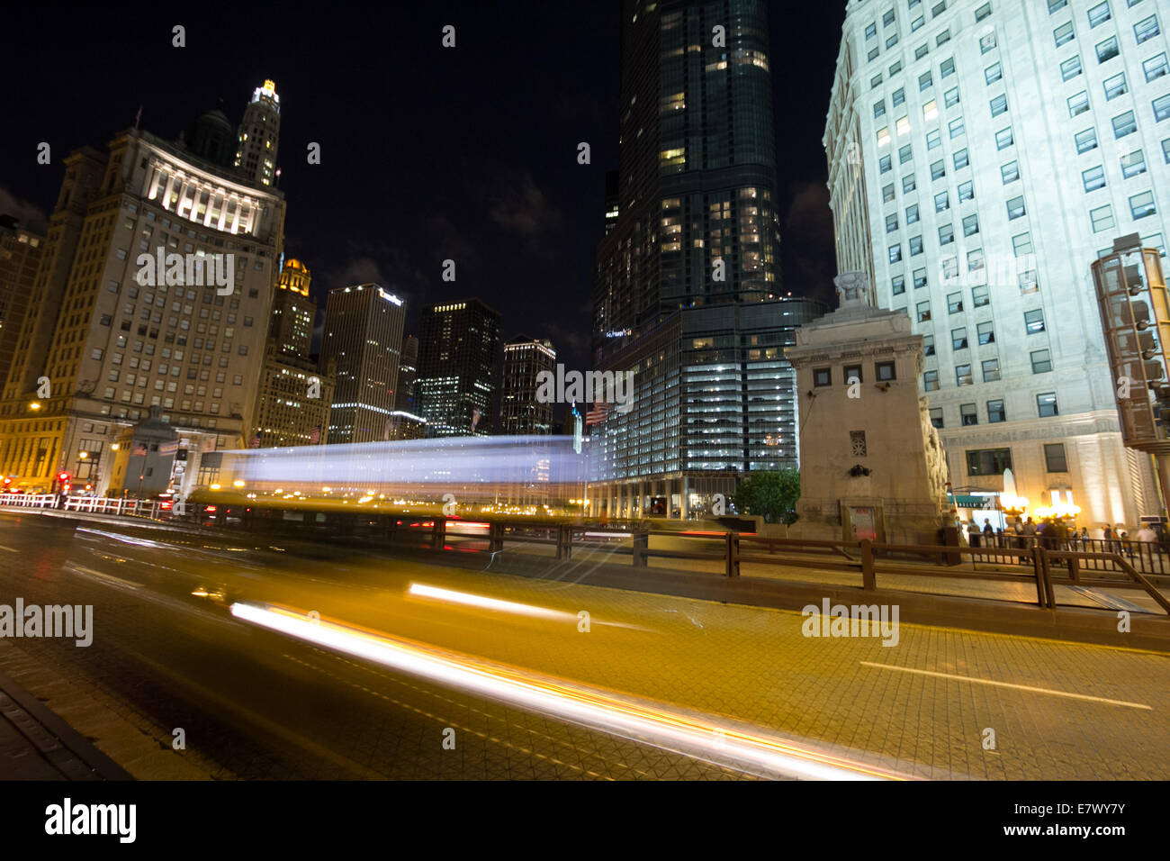 Nachtverkehr auf DuSable Brücke in Chicago. Stockfoto