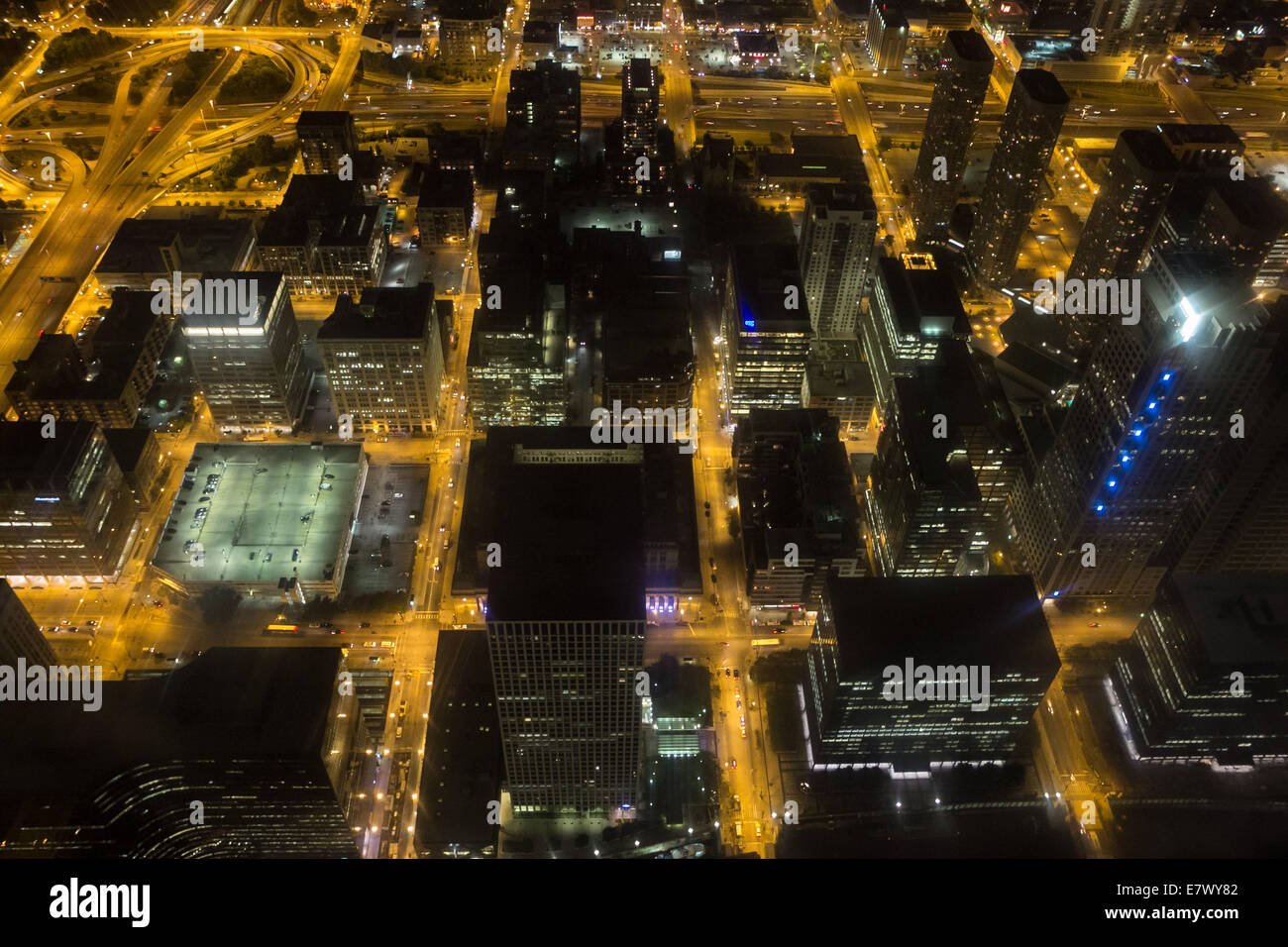 Vogelperspektive der Innenstadt von Chicago in der Nacht. Stockfoto
