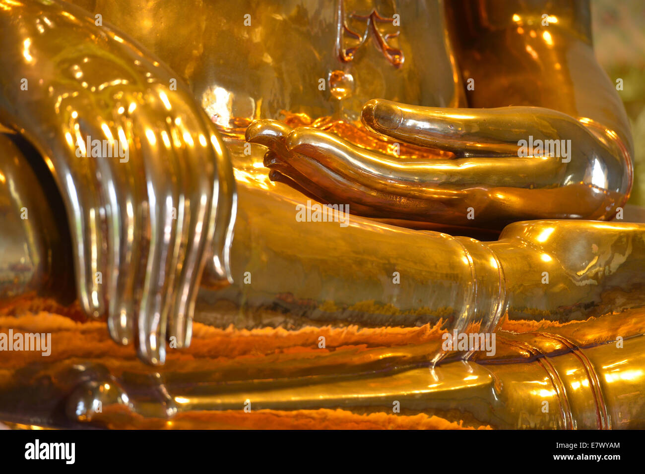 Goldene Statue des Buddha im Wat Traimit in Bangkok, Thailand Stockfoto