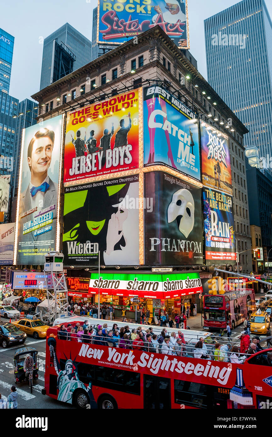 Ein gepackte touristischen Sightseeingbus fährt durch Times Square New York City Stockfoto