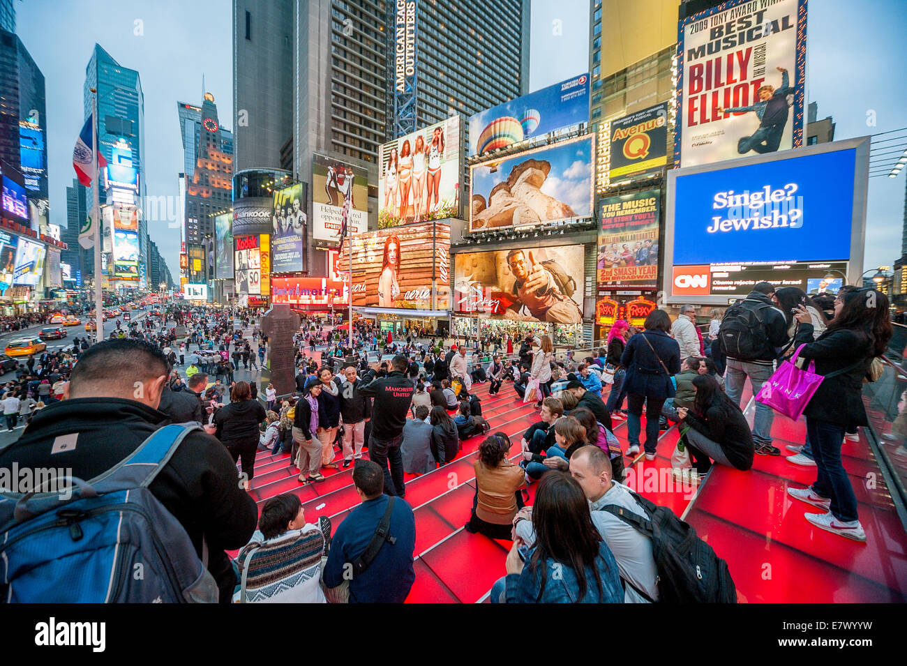 Touristen drängen sich Times Square New York City bei Nacht Stockfoto