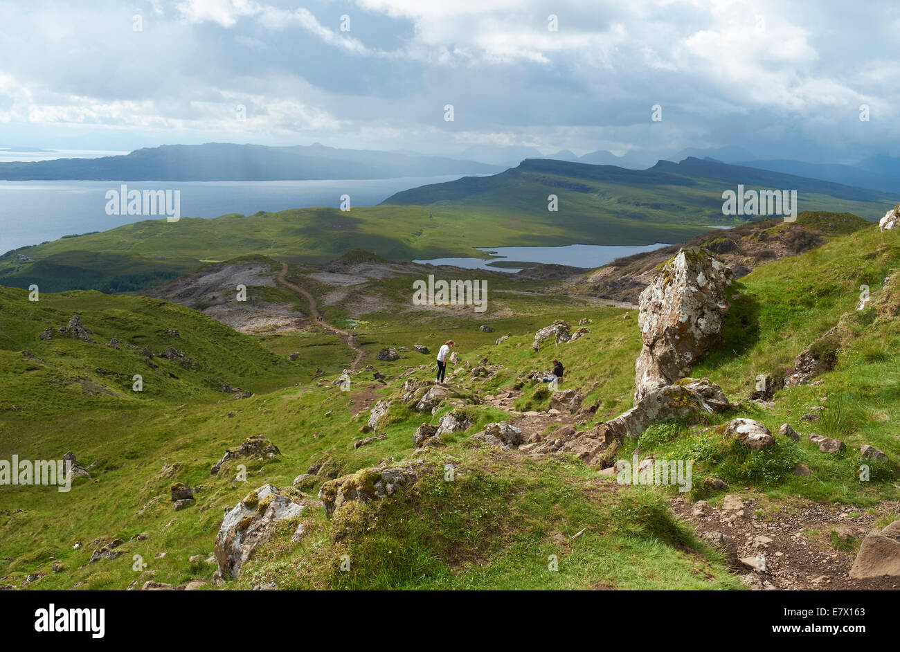 Blick über den Quiraing, Storr und Sound of Raasay auf der Isle Of Skye, Schottisches Hochland, Schottland. Stockfoto
