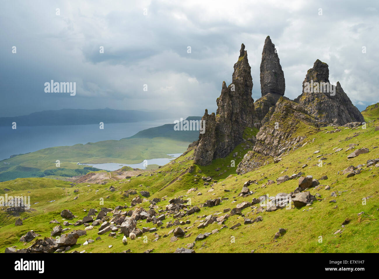 Blick über den Quiraing, Storr und Sound of Raasay auf der Isle Of Skye, Schottisches Hochland, Schottland. Stockfoto