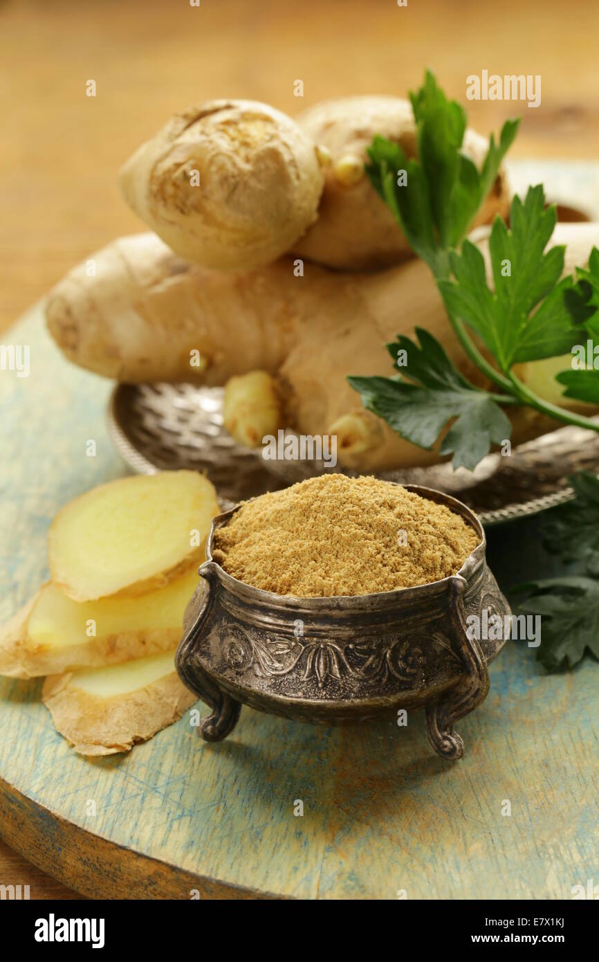 Boden und frischen Ingwer traditionellen orientalischen Gewürz Stockfoto