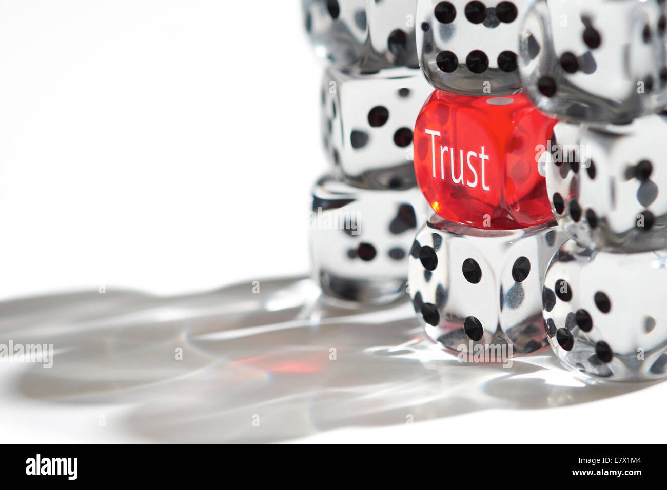 Roter Würfel, die sich abheben von der Masse Vertrauen Konzept. Stockfoto