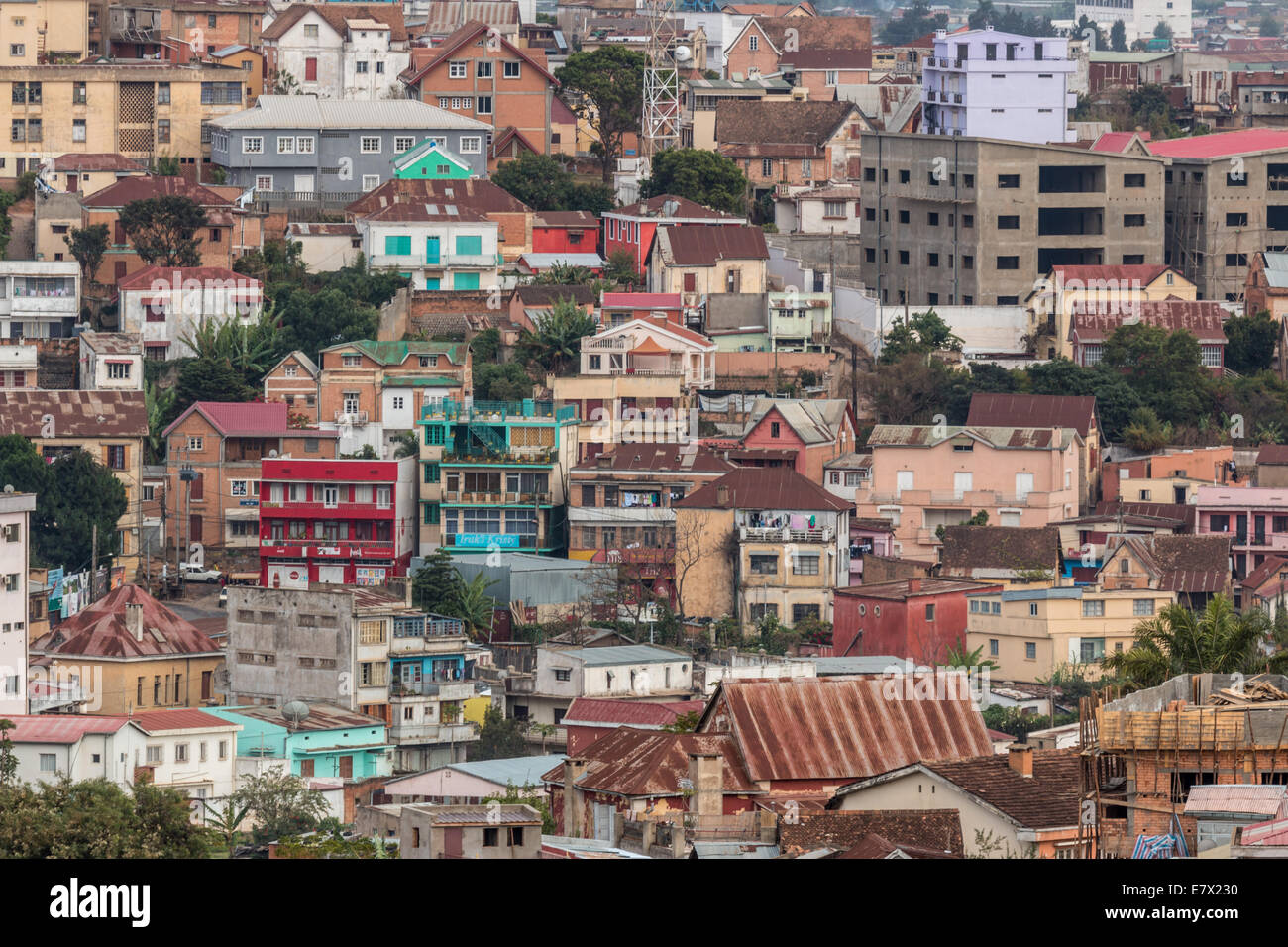 Blick auf den dicht gedrängten Häusern auf einem der vielen Hügel von Antananarivo, der Hauptstadt Madagaskars Stockfoto